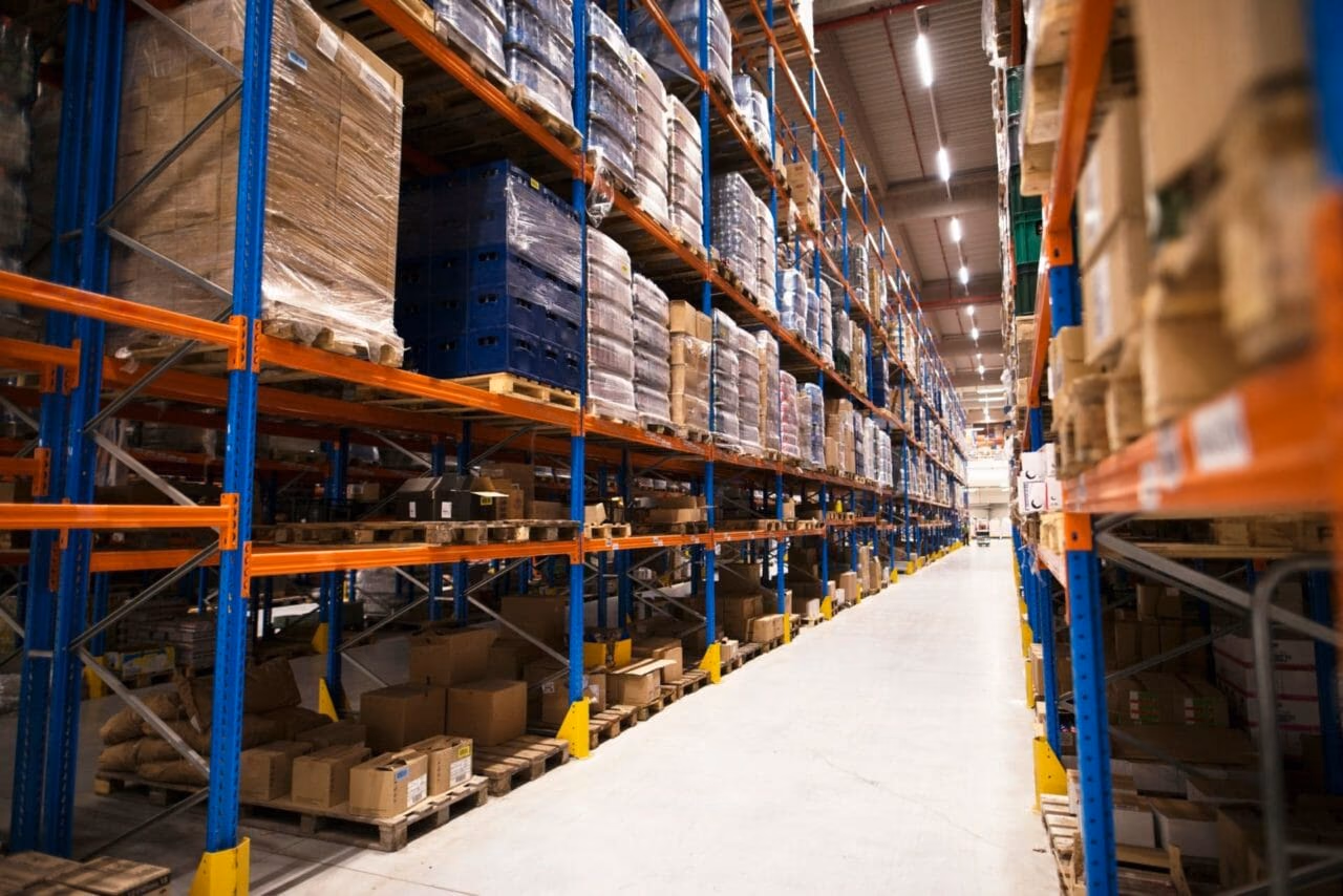 Estanterías de almacenamiento en un centro de distribución